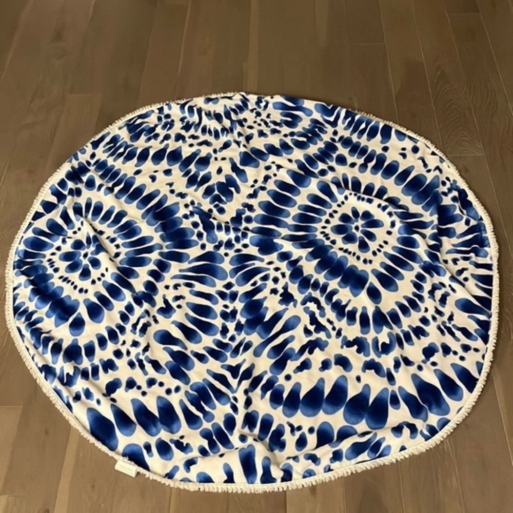 Round beach towel by Echante Home